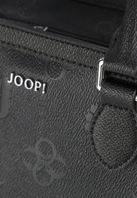 Borsa a tracolla in ecopelle nera con texture, caratterizzata da logo in rilievo, motivi intricati e dettagli in metallo argento su un design elegante.