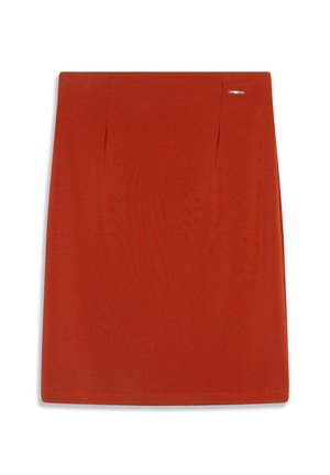 Punainen hame, jossa on sileä rakenne, edessä kaksi laskosta ja sivussa pieni hopeinen metallikoriste.