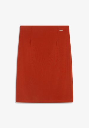 Jupe rouge à texture lisse, avec deux plis à l'avant et un petit détail en métal argenté sur le côté.