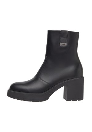 Zwarte leren enkelboot met een chunky hak, een gladde textuur, zijnaadstiksels en een klein lusje aan de achterkant voor gemakkelijk aan- en uittrekken.