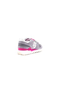 Sneaker in suede grigio con dettagli rosa, dotate di pannelli in rete, suole bianche e punta arrotondata. Logo sul tallone e design con lacci.