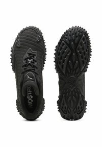 Czarne buty sportowe z teksturowaną siateczkową cholewką, zawiązywane na sznurowadła oraz z wytrzymałą gumową podeszwą z wyraźnym bieżnikiem zapewniającym doskonałą przyczepność.