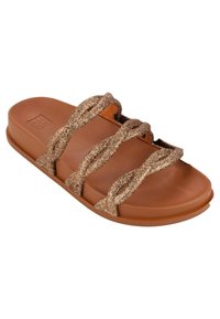 Infradito in gomma marrone con tre cinturini intrecciati glitterati. Presenta una forma arrotondata e una soletta testurizzata per il comfort.