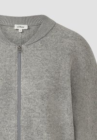 Hellgrauer Pullover mit Reißverschluss und geripptem Kragen. Weiche Stricktextur, die ein einfaches und funktionales Design präsentiert. Markenetikett sichtbar.
