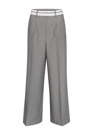 Pantalons larges gris avec une ceinture à rayures blanches, dotés de plis et d'une texture lisse. Design structuré avec des ouvertures de jambe droites.