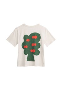 Hellbeige T-Shirt mit einem grünen Baumgrafik und roten kreisförmigen Akzenten. Kurze Ärmel und eine lockere Passform. Hergestellt aus weichem Baumwollmaterial.