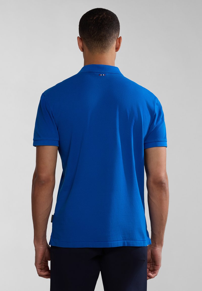 Polo shirt blu con maniche corte, colletto e tessuto strutturato. Presenta un piccolo logo vicino al colletto e un orlo dritto.