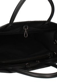 Sac fourre-tout en cuir noir avec texture lisse, doté d'un haut ouvert, d'une poche intérieure zippée et de ferrures métalliques.