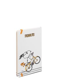 Quaderno bianco con un disegno a linea nera di un personaggio che monta una bicicletta gialla. Band elastiche arancioni e titolo "PEANUTS" in alto.
