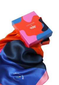 Foulard di seta in blu, arancione e rosa con una texture liscia. La confezione presenta motivi astratti colorati e il testo "Tntruum X Adeline Wang."
