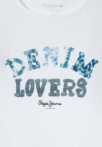 Bela bombažna majica z napisom "DENIM LOVERS" v modrem tye-dye in sijoči sivi barvi, spodaj pa logotip "Pepe Jeans London".