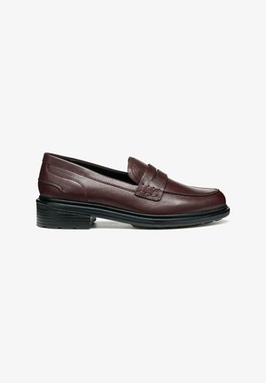 Mocassins en cuir bordeaux avec un motif cousu et une sangle surélevée à l'avant, dotés d'une semelle en caoutchouc texturé pour une meilleure adhérence.