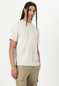 New Balance ESSENTIALS - T-shirts - grey