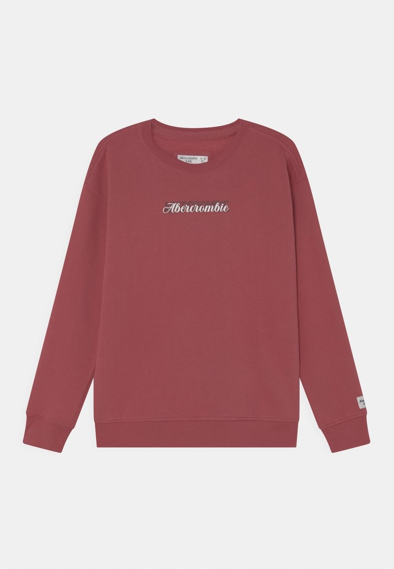 Rød sweatshirt lavet af blødt stof, med lange ærmer, en rund halsudskæring og en sølv "Abercrombie"-logo på tværs af brystet.