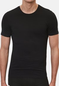 Schwarzes Kurzarm-T-Shirt aus glattem Stoff. Hat einen klassischen Rundhalsausschnitt. Keine Muster oder sichtbaren Logos. Figurbetonter Schnitt.