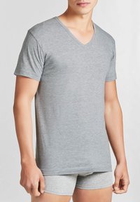 T-shirt grigia in cotone a maniche corte e scollo a V con una texture morbida, abbinata a boxer leggeri grigi, dallo stile slim e dal design semplice.