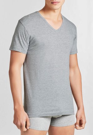 T-shirt grigia in cotone a maniche corte e scollo a V con una texture morbida, abbinata a boxer leggeri grigi, dallo stile slim e dal design semplice.