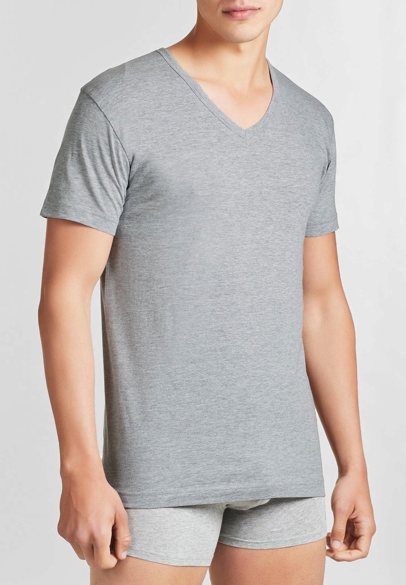 T-shirt grigia in cotone a maniche corte e scollo a V con una texture morbida, abbinata a boxer leggeri grigi, dallo stile slim e dal design semplice.