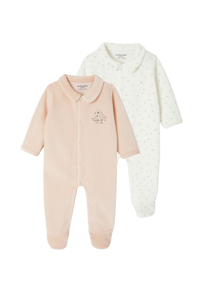 Zwei langärmelige Baby-Overall, einer in zartem Rosa mit einer bestickten Entchen und einer weißen mit kleinen Blumenmustern, beide mit Druckknöpfen und Kragen.