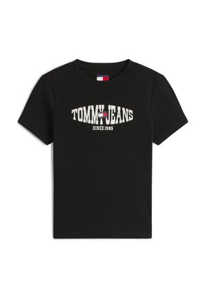 Črna kratka majica s kratkimi rokavi iz rebrastega materiala z napisom "TOMMY JEANS SINCE 1985" in majhno rdečo, belo in modro zastavo Tommy Hilfiger na prsih.
