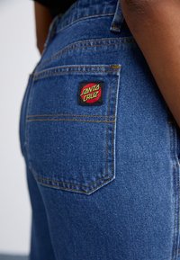 Santa Cruz WORKERS PANT - Tiesaus kirpimo džinsai - classic blue denim