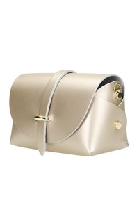 Zlatá metalická kabelka s kulatým klopou, nastavitelným popruhem a zlatými kovovými prvky. Hladký povrch s strukturovaným a kompaktním tvarem.