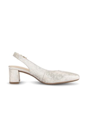 Dames slingback schoen met lage blokhak in metallic lichtbeige, met subtiel gestructureerd patroon en puntige neus.