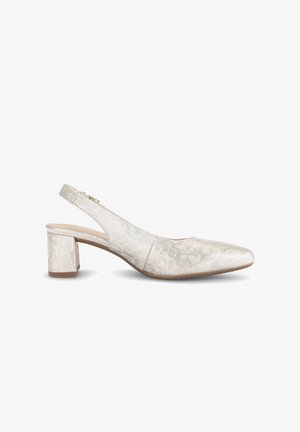Dames slingback schoen met lage blokhak in metallic lichtbeige, met subtiel gestructureerd patroon en puntige neus.