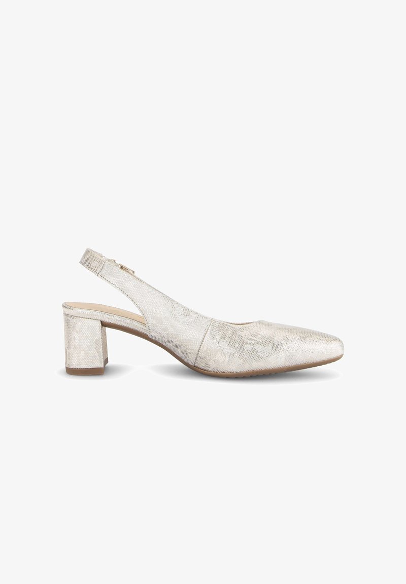 Chaussure à talon bloc bas pour femme avec sangle arrière en beige clair métallique, présentant un motif texturé subtil et un design à bout pointu.