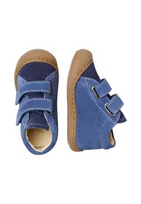 Zapatos para niños pequeños de color azul, con una mezcla de ante y tela, que cuentan con dos correas de Velcro, suelas de goma y detalles en azul oscuro que contrastan.