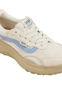 Vans Ultrarrange kengät sisältävät kermanvärisen verkkokankaan yläosan, jossa on siniset mokkanahka-akcentit, vaaleanbeige kumipohja ja rakenteellista yksityiskohtaa pohjassa.