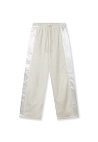 Hellgraue Sweatpants mit weißen Satin-Seitenteilen, elastischem Bund und Kordelzug, flach auf weißem Hintergrund liegend.