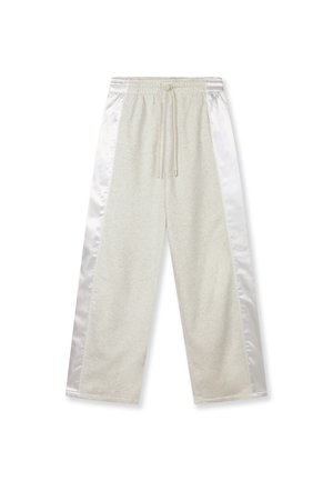 Pantaloni della tuta grigio chiaro con pannelli laterali in satin bianco, vita elasticizzata e chiusura con coulisse, stesi su sfondo bianco.