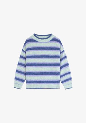 Gebreide trui met blauwe en groene horizontale strepen, gedragen met off-white flare jeans en witte sneakers. Gladde textuur, casual pasvorm.