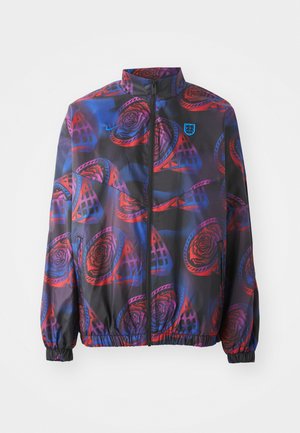 Lahka jakna z črno osnovo, ki ima živahen rdeč in moder cvetlični vzorec. Ima visok ovratnik, poln zadrgo in elastične manšete.