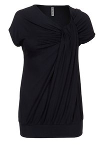 Top nero drappeggiato realizzato in morbido tessuto, dotato di scollatura a V, maniche corte e dettagli arricciati sul davanti, rifinito con un orlo aderente.