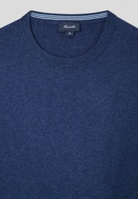 Maglione lavorato a maglia blu navy con scollatura rotonda. Presenta un colletto a coste con una striscia a contrasto di blu chiaro. L'etichetta riporta "Faguo, M."