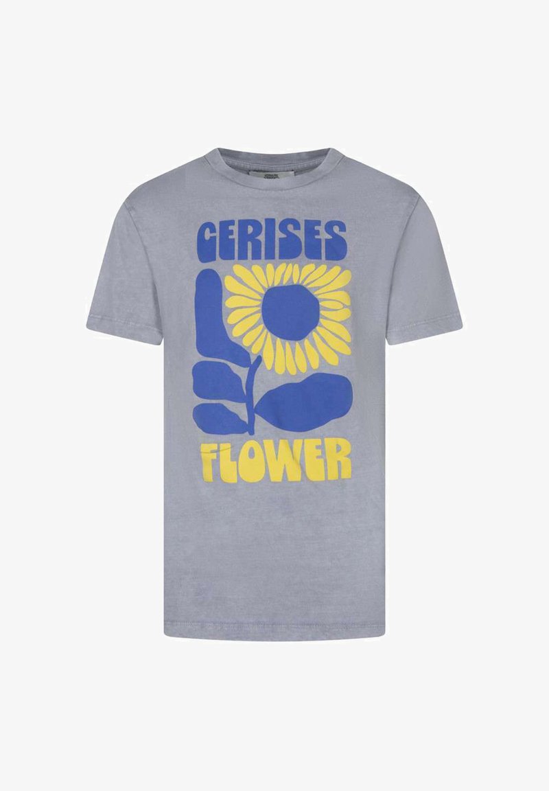 T-shirt bleu clair avec un grand tournesol stylisé bleu et jaune, avec les mots "GERISES" au-dessus et "FLOWER" en dessous du graphique.
