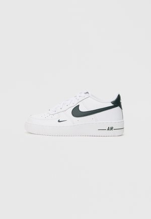 Hvite lær sneakers med en mørkegrønn Nike swoosh, perforert tå, teksturert hæl, snøring foran og "AIR" detalj på siden.
