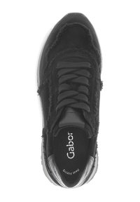 Schwarze Sneaker mit strukturierten Einsätzen und dicken Schnürsenkeln, ausgestattet mit einem gepolsterten Kragen und "Gabor"-Label auf der Einlegesohle.