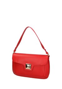 Borsa a mano in pelle rossa con forma piatta, hardware quadrato in tonalità oro, manico corto e trama liscia. Presenta una chiusura a patta.
