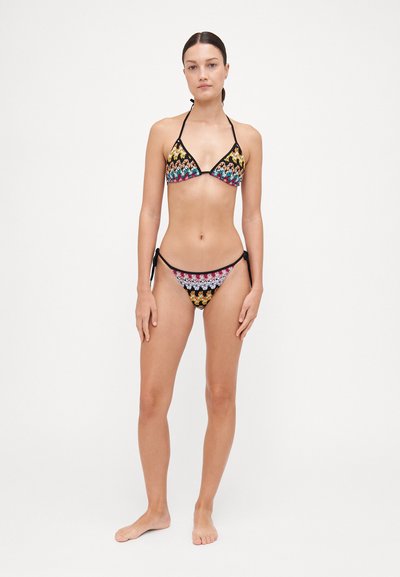 Schwarzes Bikini-Set mit einem Dreieckoberteil und gebundenen Seitenhosen, ausgestattet mit einem mehrfarbigen Blumenmuster und strukturiertem Stoff.