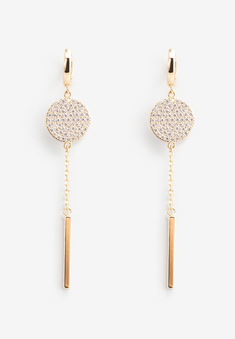 Orecchini di colore oro con una parte superiore circolare decorata con cristalli, una catena pendente e un accento a barra rettangolare, creando un design a goccia.