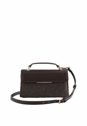 Tumepruun käekott, mille alumine pool on punutud, nahast kaas ja sang, kuldse tooniga riistvara ning reguleeritav õlarihm, laidult laotatud.