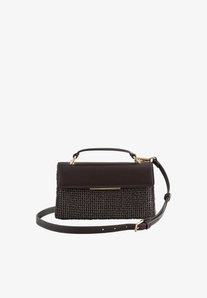 Tumepruun käekott, mille alumine pool on punutud, nahast kaas ja sang, kuldse tooniga riistvara ning reguleeritav õlarihm, laidult laotatud.