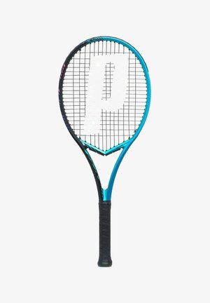 Raqueta de tenis con un marco negro y turquesa, cabeza ovalada, empuñadura negra texturizada y un patrón de cuerdas blancas con un logotipo destacado.