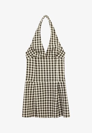 Vestido de cuello halter con estampado de cuadros en blanco y negro, con cintura ajustada y falda acampanada sobre fondo blanco.
