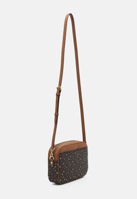 Borsa a tracolla marrone con un tessuto scuro a motivo, caratterizzato da stelle dorate. Finiture in pelle liscia, zipper dorata e tracolla regolabile.