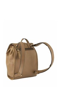 Sac à dos en cuir marron avec bretelles réglables, poignée supérieure et une petite poche zippée sur le panneau arrière.