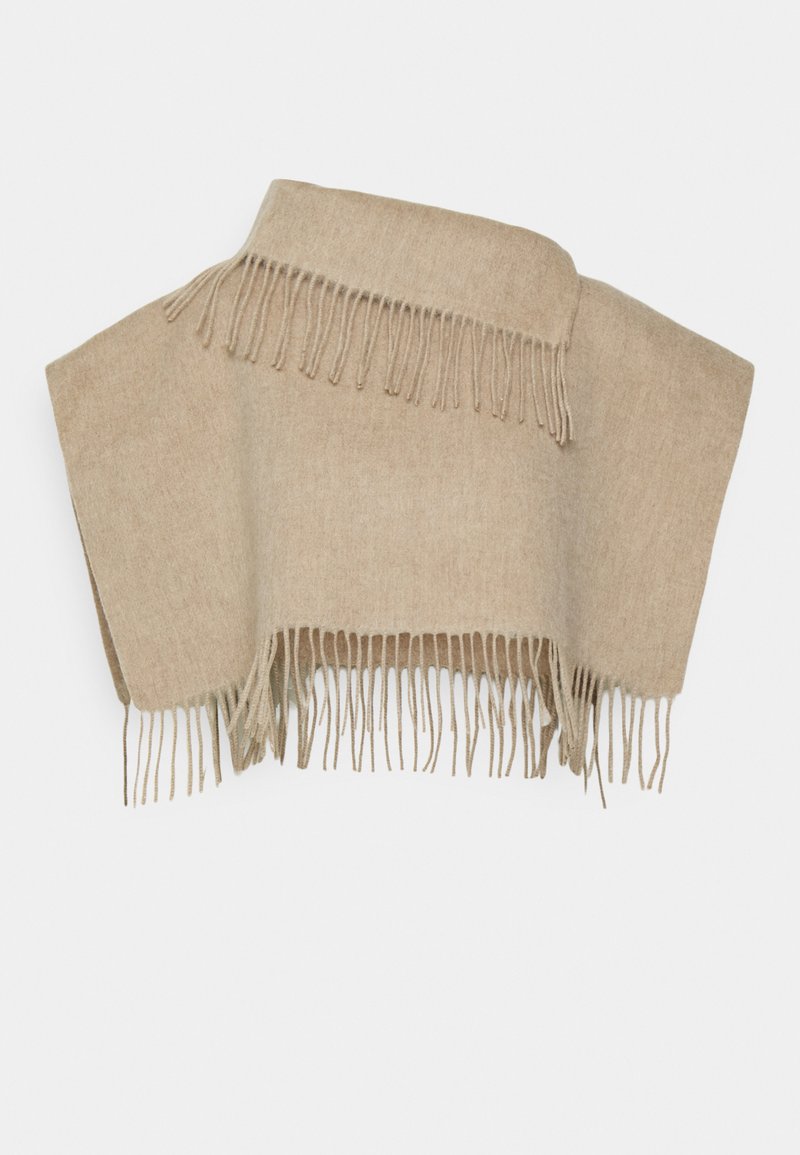 Beige ullponcho med frynser nederst, med en enkel rektangulær form og en myk, teksturert overflate.